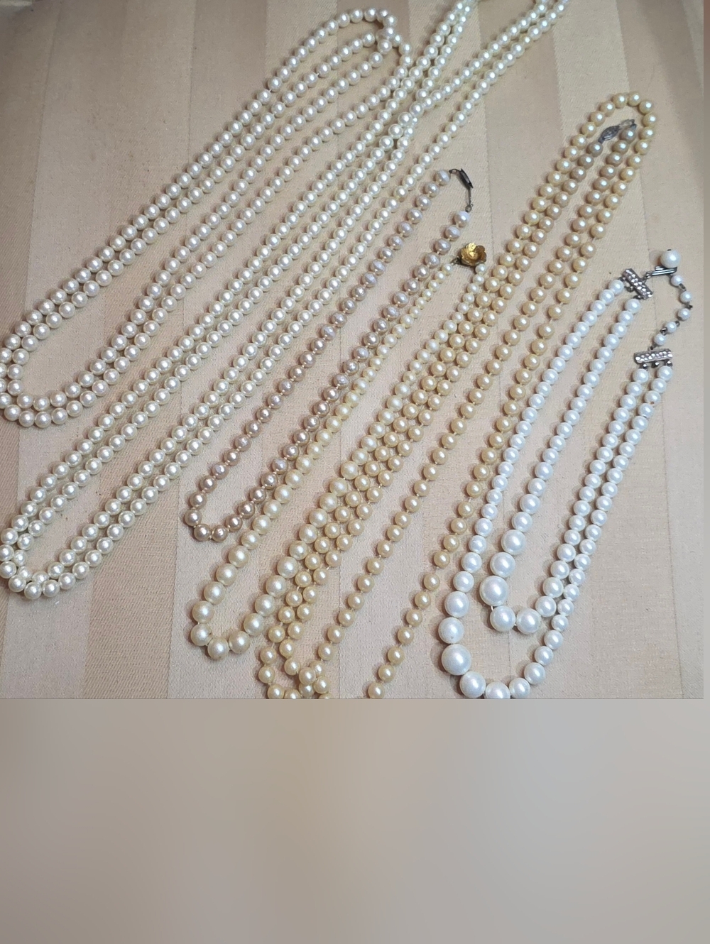 6 PAIRS OF VINTAGE FAUX PEARLS